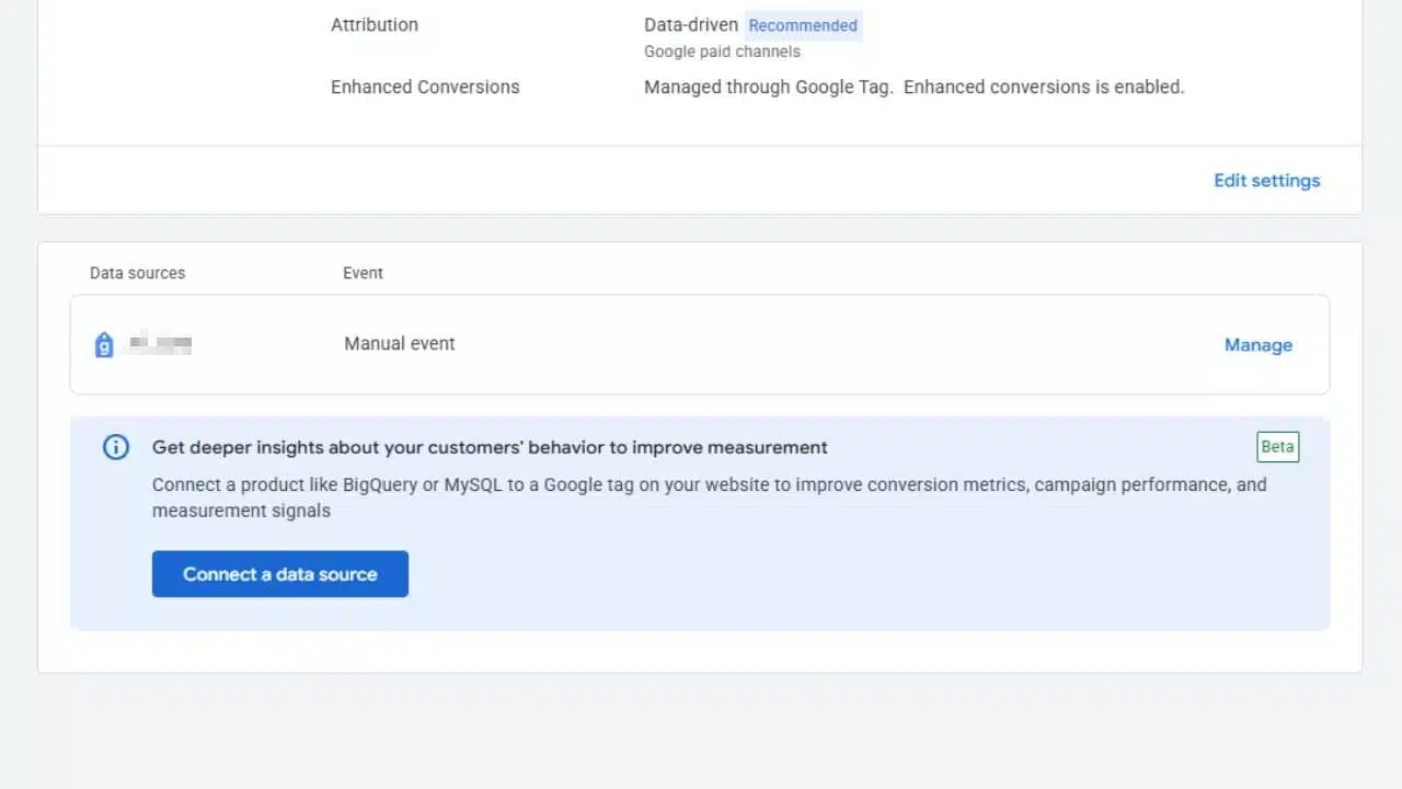 Google広告のコンバージョンアクション設定画面。データソースとイベントの一覧の下に、BigQueryやMySQLをGoogleタグに接続するよう促す青いボタン「Connect a data source」がベータ表示つきで並んでいる。